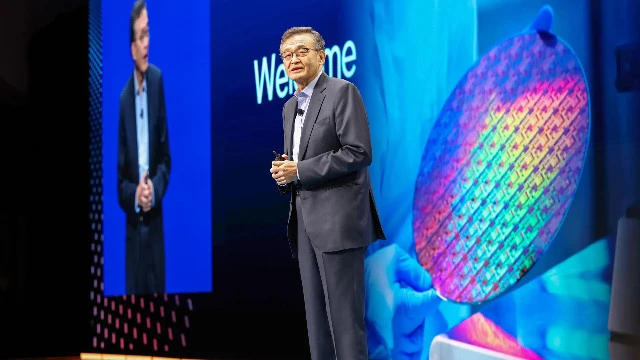 Заберите его уже из Нарнии в реальный мир! Недавно Трамп ненавидел CEO Intel, а теперь он для него уже эталон успеха  