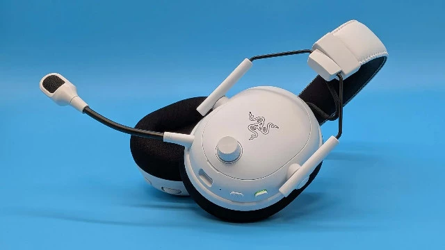 Фемки яростно возбудились от рекламы гарнитуры Razer с хорошим шумоподавлением