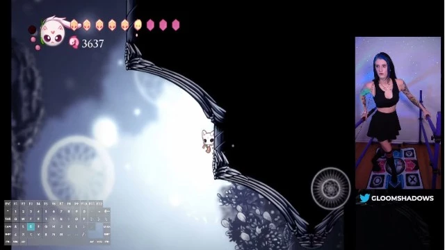 Контент-мейкер GloomShadows покорила “Путь Боли” в Hollow Knight на танцевальном коврике