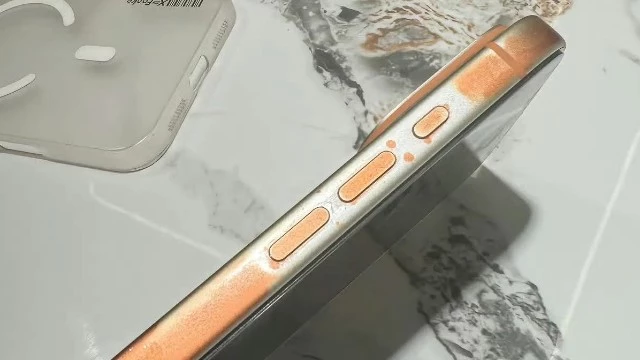 Влажные салфетки удалили краску с iPhone 17 Pro Max