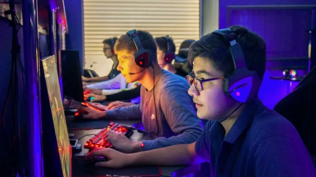 "Никаких вам Dota 2, CS2 и "Фифы" на физре: Минпросвещения РФ опровергло нелепые слухи