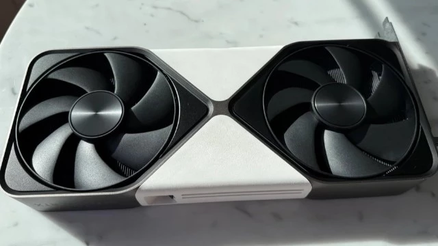 Энтузиаст перекрасил NVIDIA RTX 5080 Founders Edition в белый, вызвав восхищение в сети