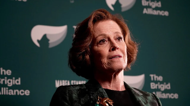 Сигурни Уивер умудрилась вляпаться в сериал «Расхитительница гробниц» от Amazon