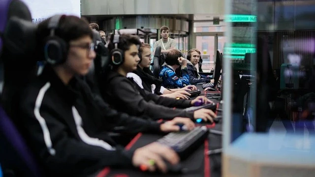 Киберспорт в России становится семейным — офлайн-сцена растёт, а ТВ-аудитория показывает неожиданную лояльность