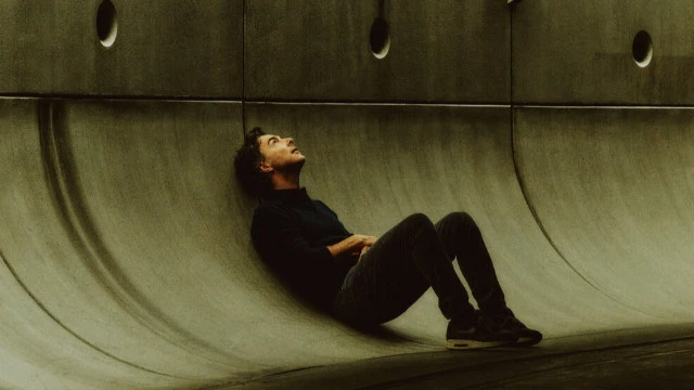 Том Круз прилетел на вертолете, пожертвовал туфлями и снял дуэль на световых мечах для «Звездных войн: Звездный истребитель»