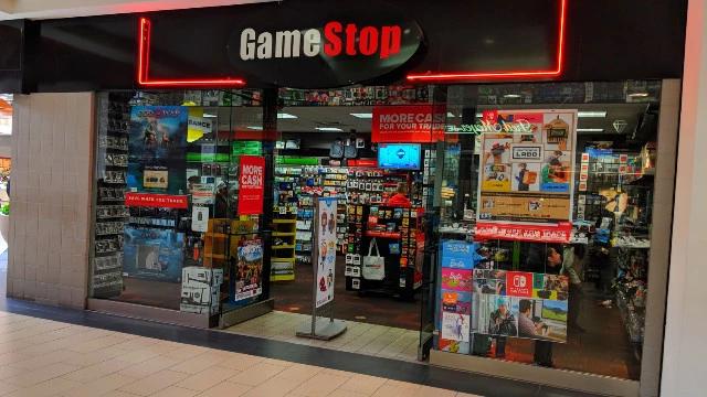 Символ гейминга США, сеть GameStop, закрывает 400 магазинов