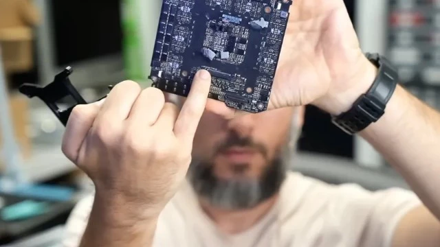 "Никогда в жизни не покупайте": Эксперт по ремонту разгромил дизайн NVIDIA RTX 5090 Founders Edition