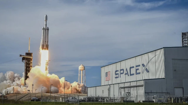 Илон Маск хочет загадить орбиту планеты еще миллионом спутников