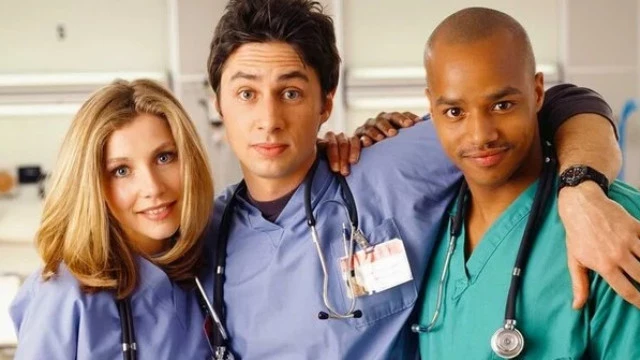 Элиот по-прежнему секси: кадр из шоу, общее фото и дата премьеры перезапуска культовой «Клиники» 